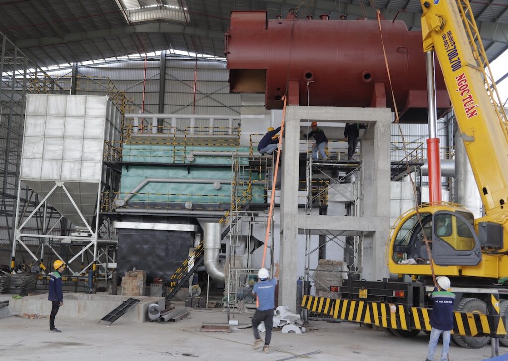 cẩu dựng lò hơi tầng sôi